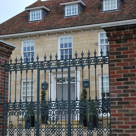 Montpellier House Bed & Breakfast Newport Pagnell Exterior photo