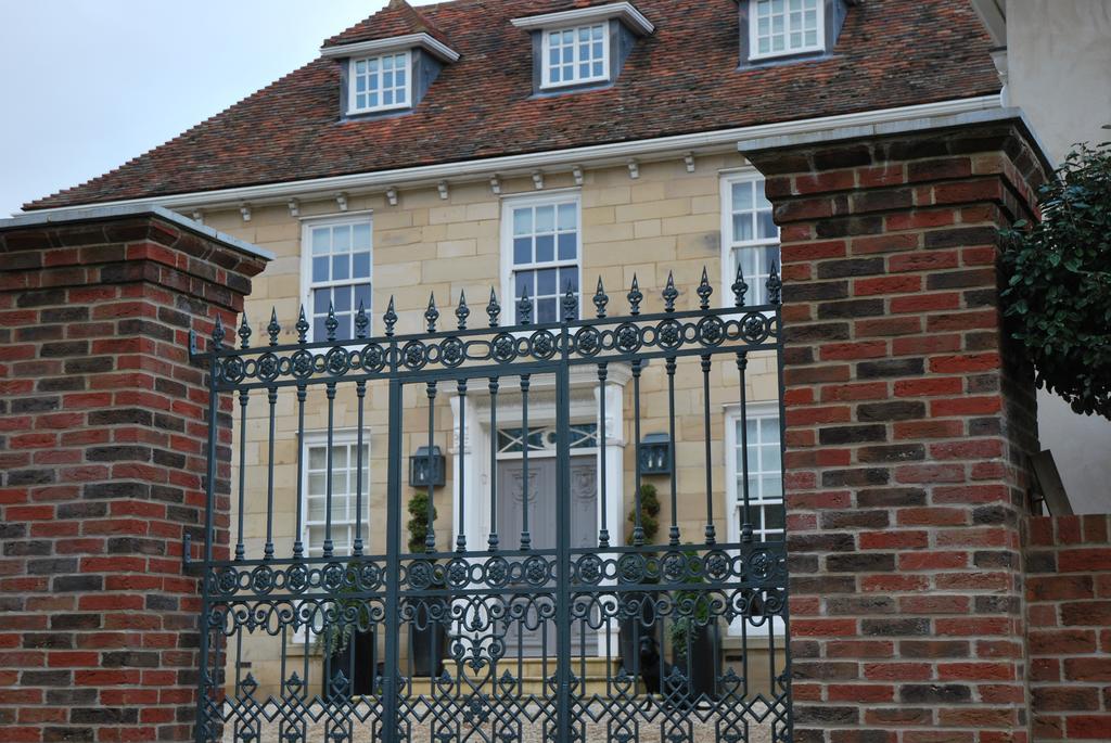 Montpellier House Bed & Breakfast Newport Pagnell Exterior photo